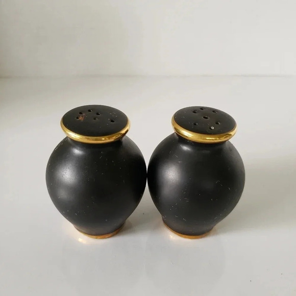 Vintage set of  2 Porcelain Mini Black/Pink Floral Salt/Pepper Shakers. - Picture 3 of 5